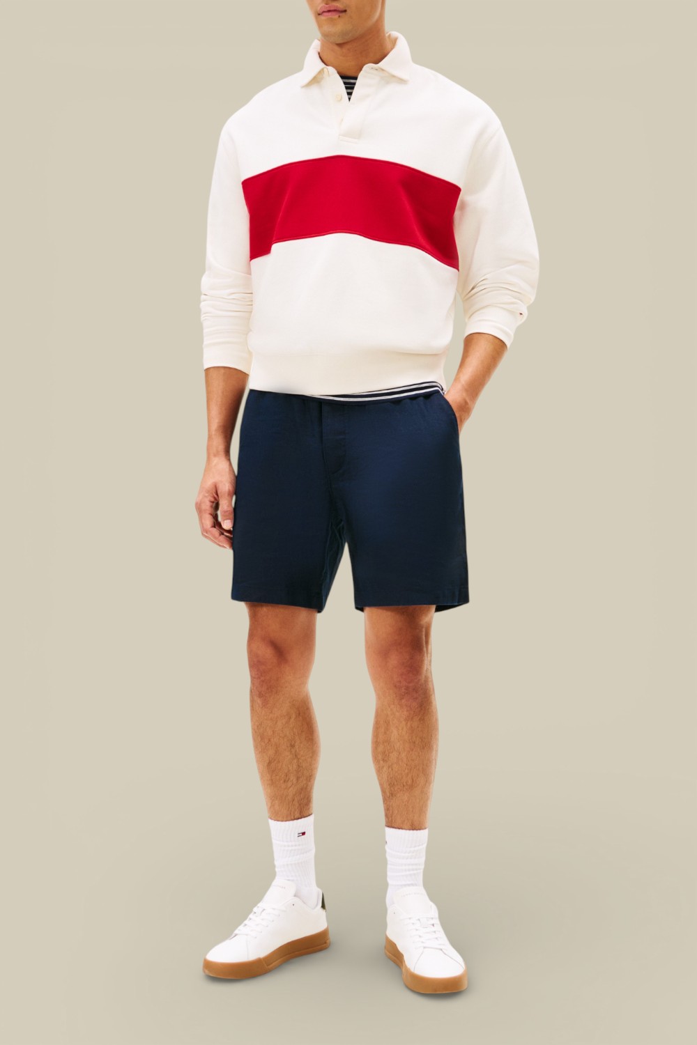 תמונת כל הלוק של מכנסי פשתן קצרים